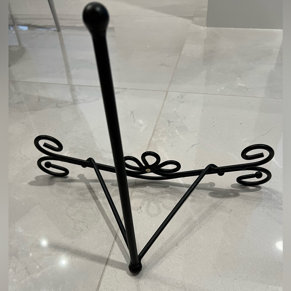 A very large black iron stand for books or frames - Picture 3 of 3